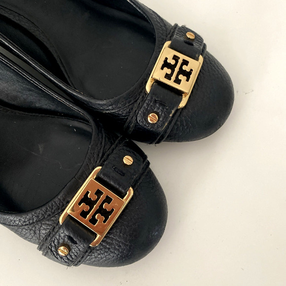 Tory Burch Ambrose Black Wedge Pump Leather Round Toe Slip On Gold Logo 5.5 - Picture 3 of 9